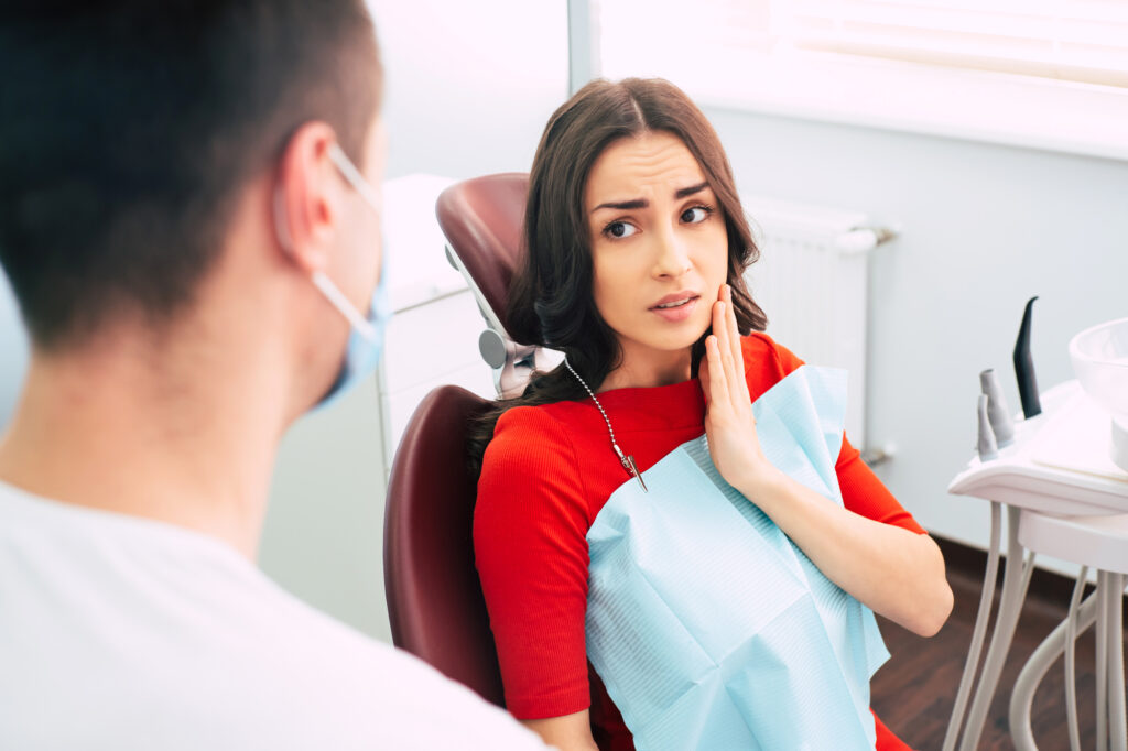 Anxious patient talkin with dentist. 