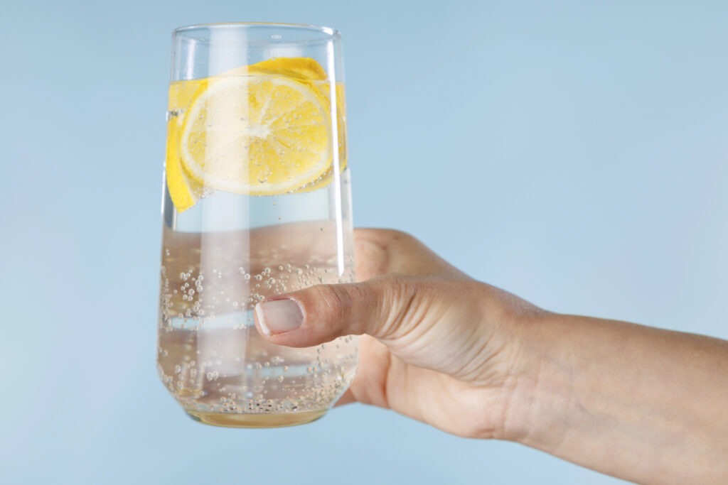 Seltzer drink with sliced fuit.